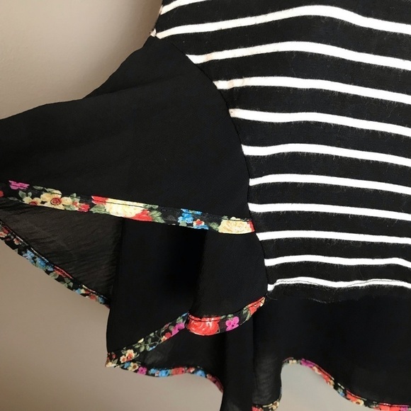 Kim & Cami Striped Ruffle Hem Sleeveless Top – Size Large - Picture 5 of 6